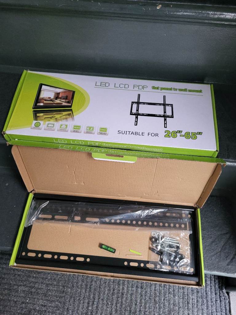 New flat panel TV wall mount that is suitable for 26" to 65" screens