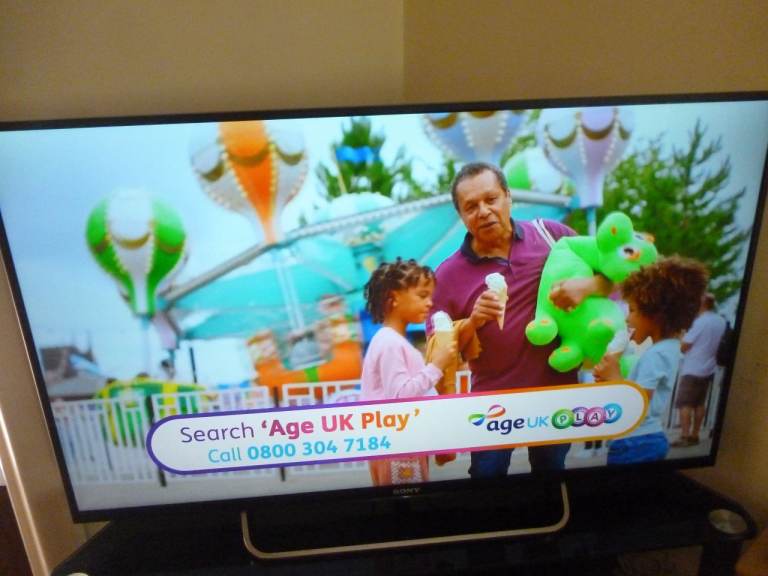 Lovely Sony Bravia 42" Lcd Tv/Remote/stand,smart features & freeview,hundreds of channels,excellent.