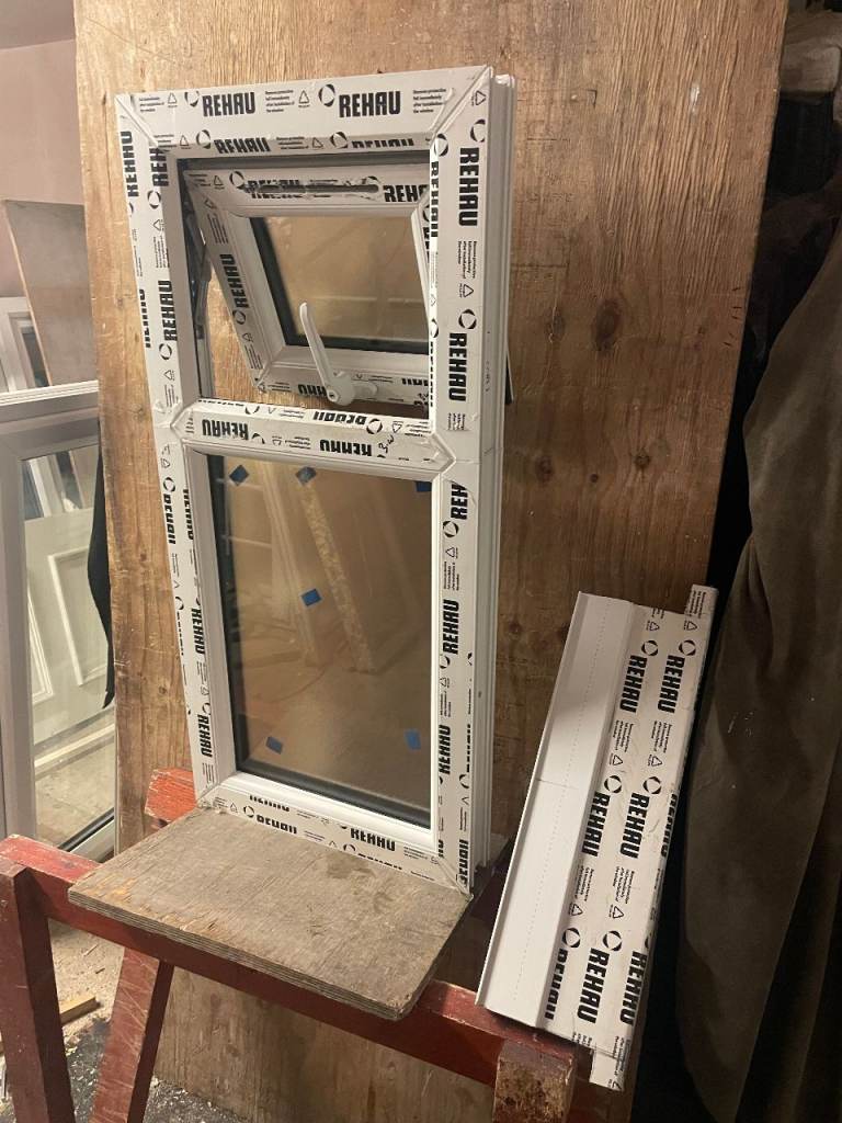 H 89.5 x W 42.5 cm-SMALL BRAND NEW REHAU UPVC DOUBLE GLAZED WINDOW OBSCURE (BATHROOM) (REF: SJ477) 