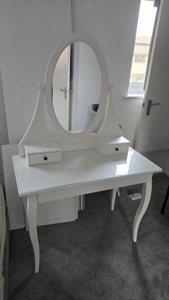 White Dressing Table with Mirror and Drawers – Good Condition