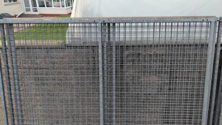 Dog cage 