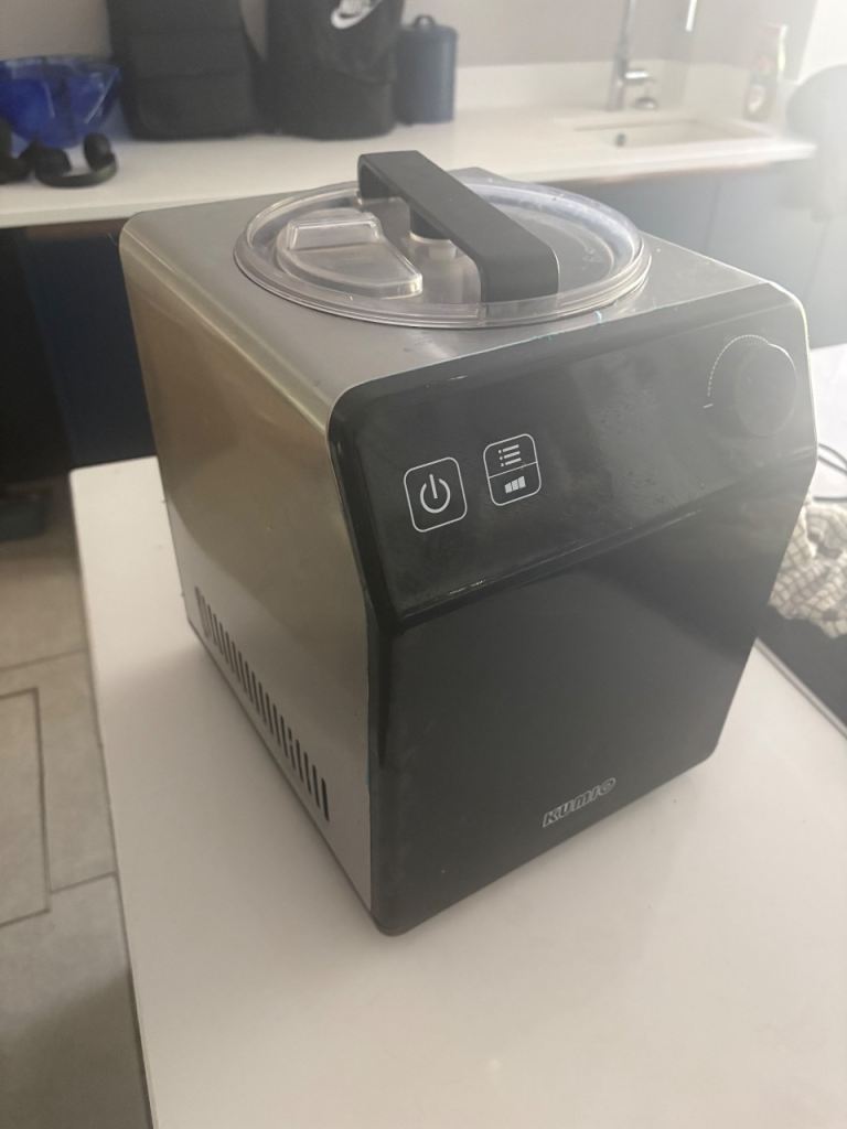 Ice cream maker 