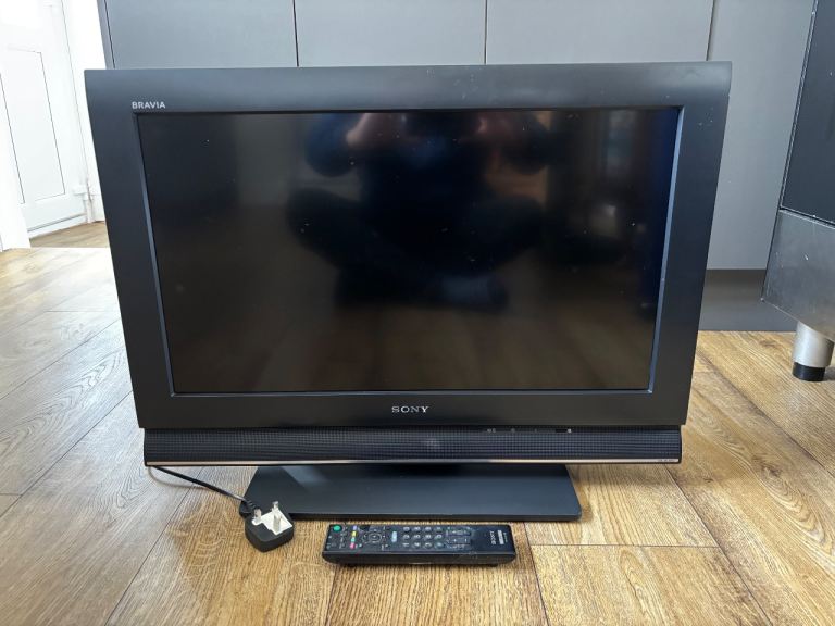 Sony Bravia KDL-26L4000 LCD Digital TV 26 Includes Stand and Remote Control HDMi
