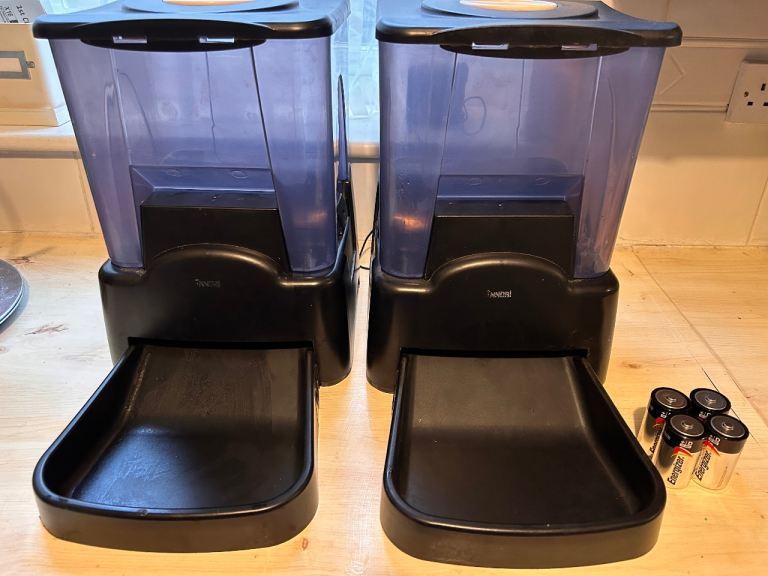 Automatic cat feeders