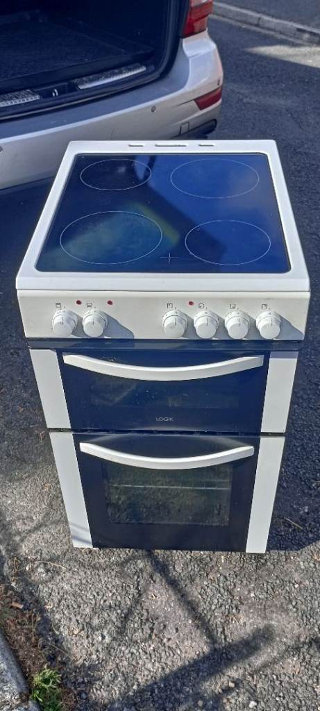 Cooker only 3 years old with no faults,ceramic top, unused grill, easy clean coatings, like new 