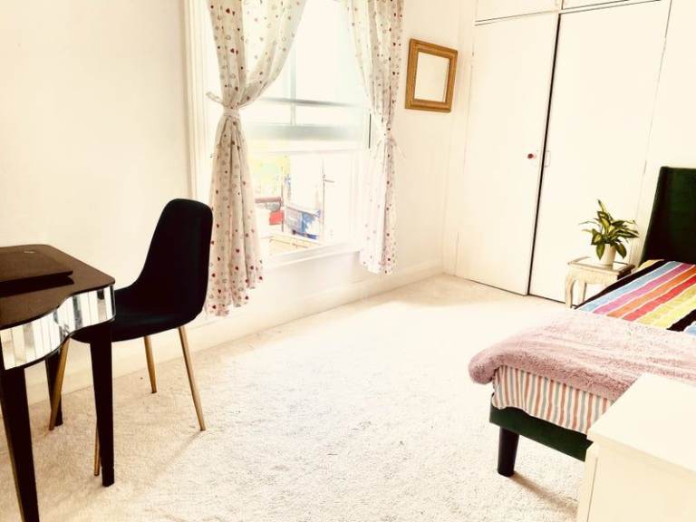 West London Zone 2 -  Chiswick High Road - Posh, Safe and Affluent Area