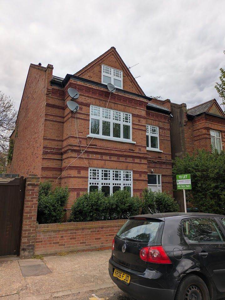 Spacious two double-bed ground floor flat with garden