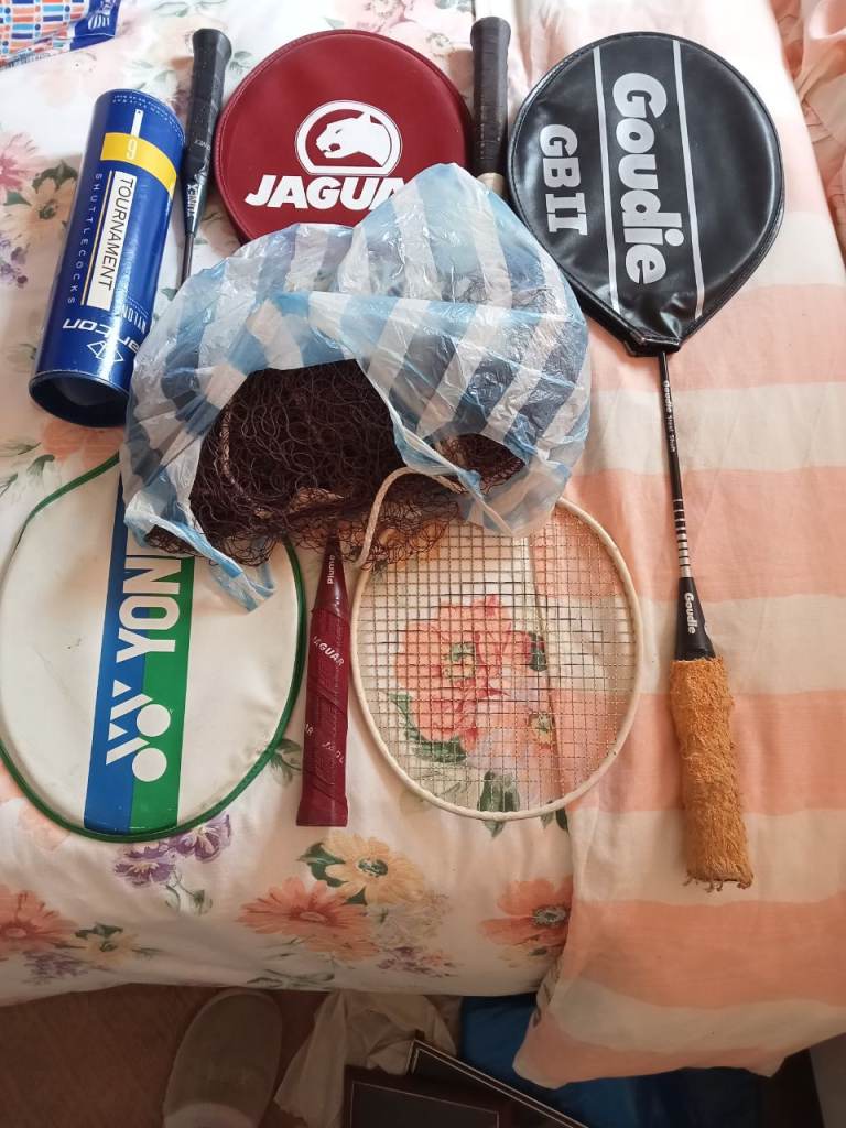 4 badminton racquets,net and shuttlecocks 