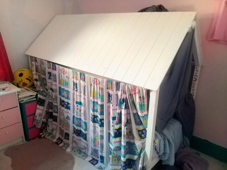 Single bed with roof