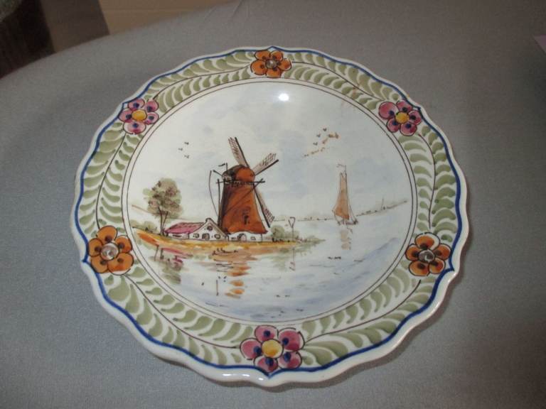 DELFT SCOLLOP EDGED HANGING PLATE
