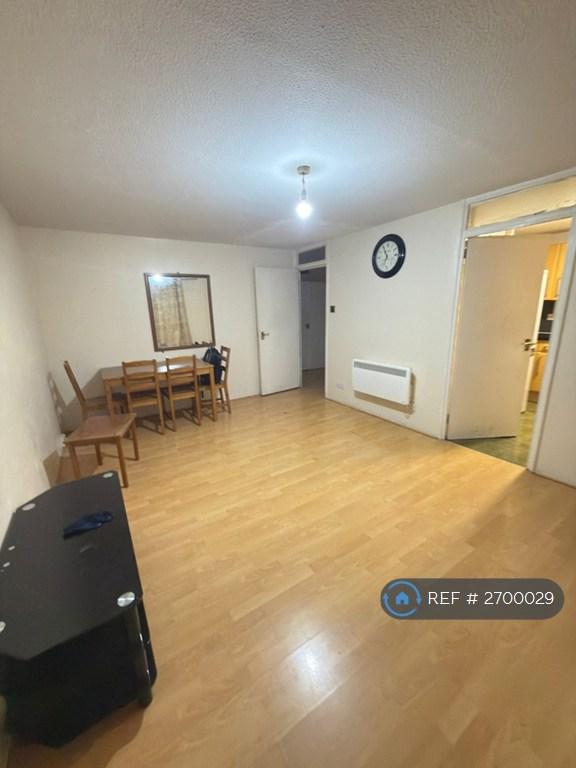 2 bedroom flat in Dellow Close, Ilford, IG2 (2 bed) (#2700029)
