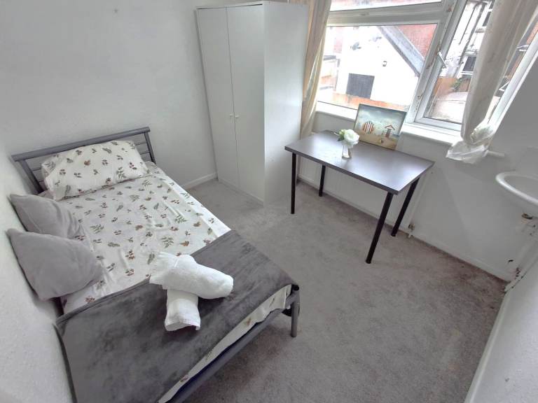 Single room to let in a small 5 bedroom mid terrace shared house in Boscombe, near Churchill gardens