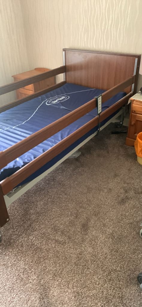 Low profile riser / recliner electric bed