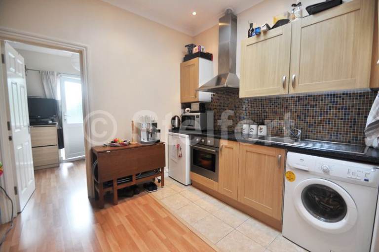 Studio flat in High Road, London N12