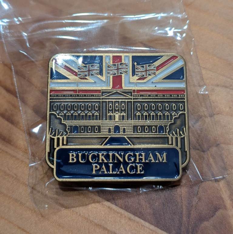 ♥NEW♥ Buckingham Palace 200 year anniversary pin base. See my other adverts for coins!