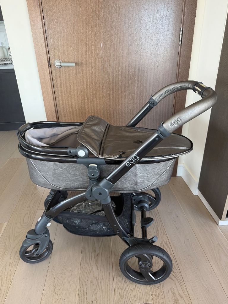 Egg Stroller Pram with Carrycot and Accessories – Good Condition