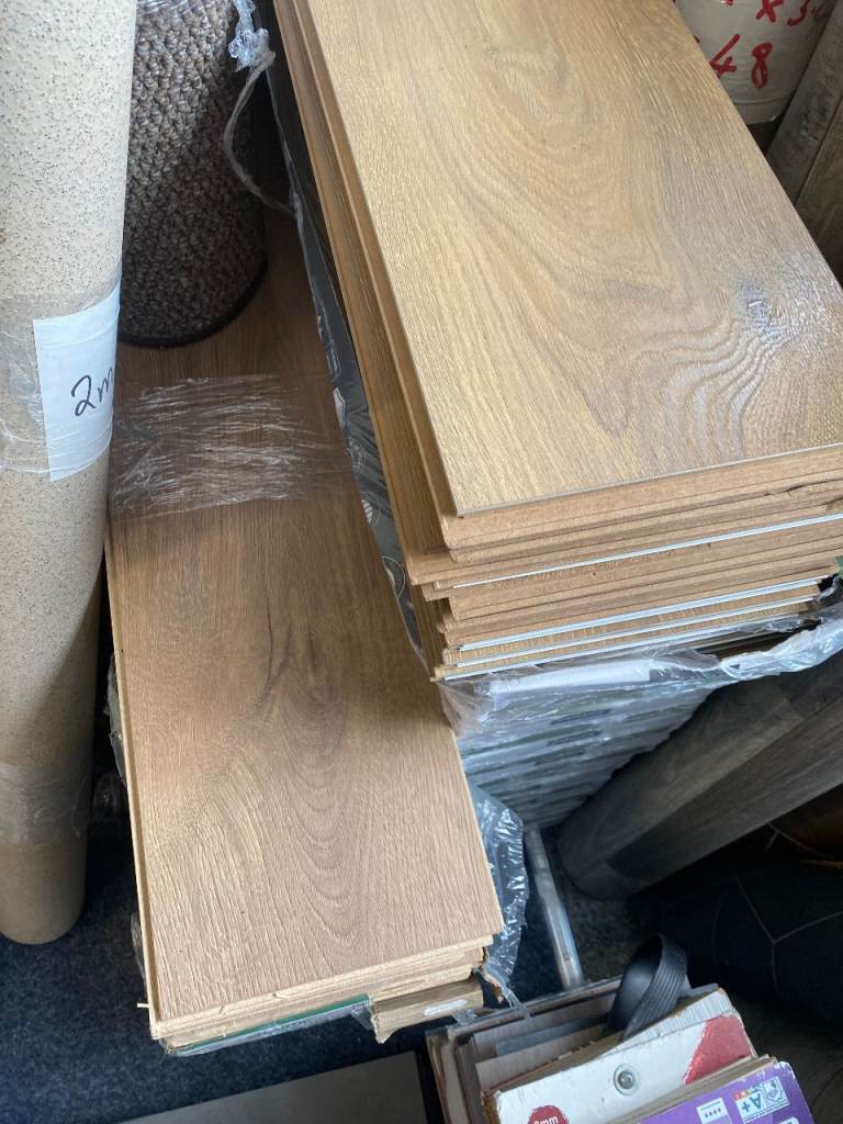 LAMINATE FLOORING Oak Wood Look 1.861m2 packs READ THE INFORMATION!!!