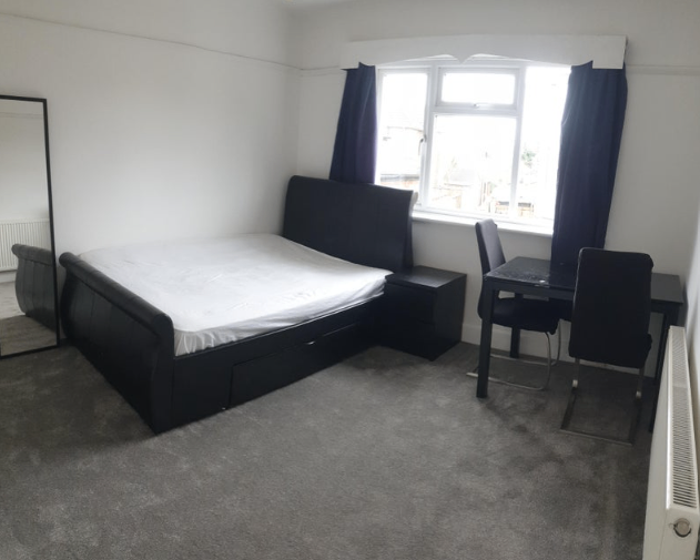 Spacious bright room all bills inc