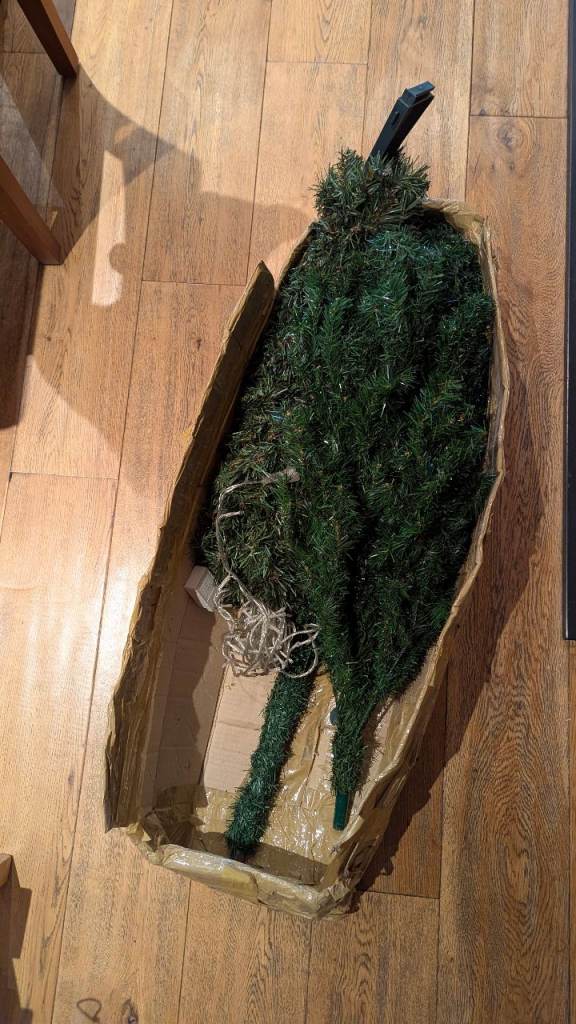 FREE: the best artifical Christmas tree ever (5ft)