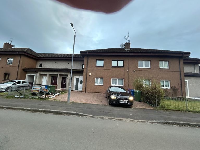 3 bedroom ground, flat with parking to let in G53 Glasgow available NOW 