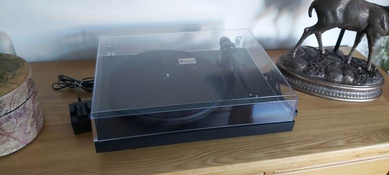 TURNTABLE WITH BUILT-IN SPEAKERS 
