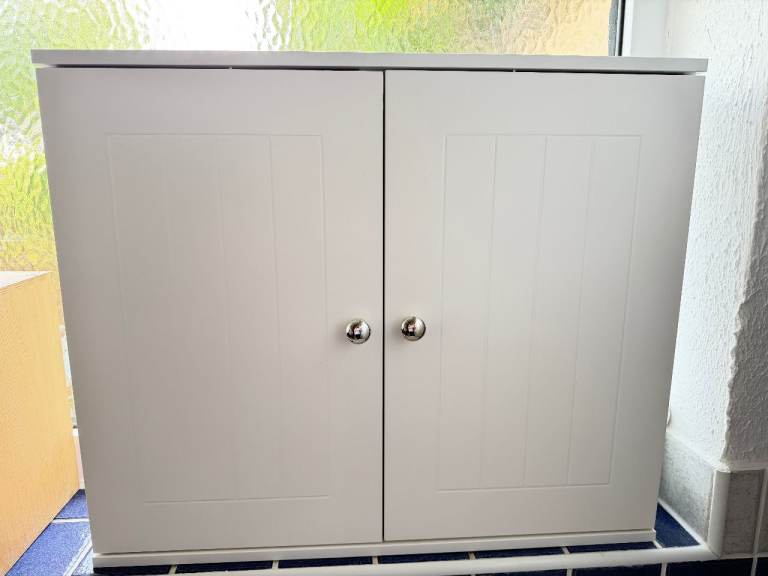 White Bathroom Cabinet Small bathroom cabinet, dimensions 60 x 50 x 15 cm.
