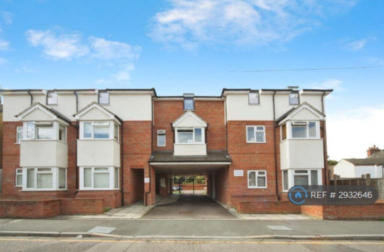 1 bedroom flat in Empire Court, Luton, LU3 (1 bed) (#2932646)