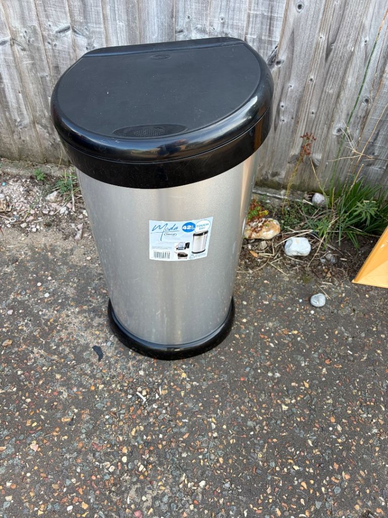 Free Stainless Steel Kitchen Dustbin with Black Lid – As Good As New