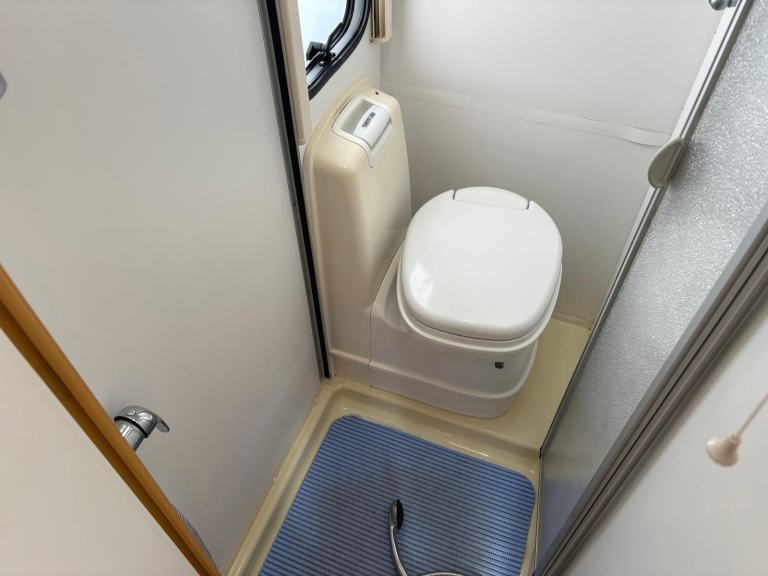  BAILEY PAGEANT BURGUNDY -FIXED BED CARAVAN WITH CORNER WASHROOM & MOTORMOVER