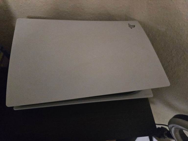 Sony PlayStation 5 PS5 Disc Edition 825GB White + 2 controllers and charging dock