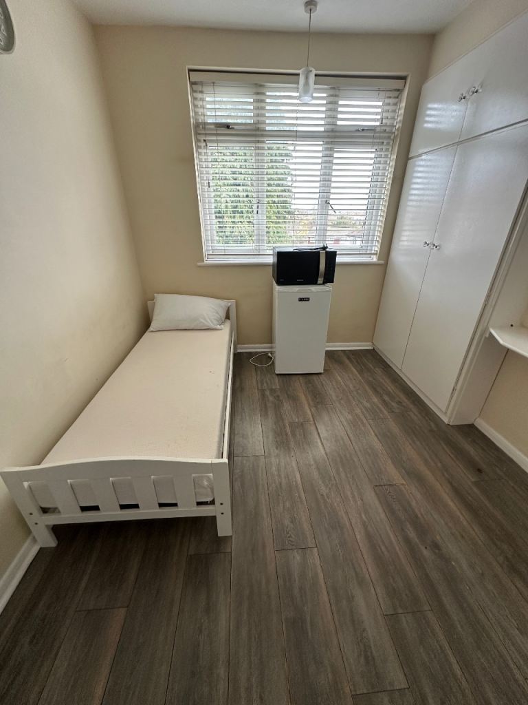Fully Furnished Room for Rent in Dartford