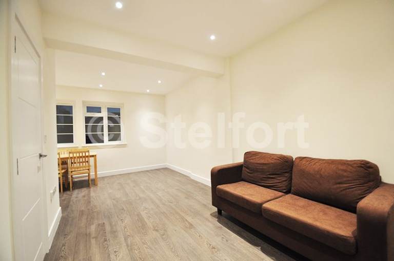 2 bedroom flat in Mottingham Road, London SE9