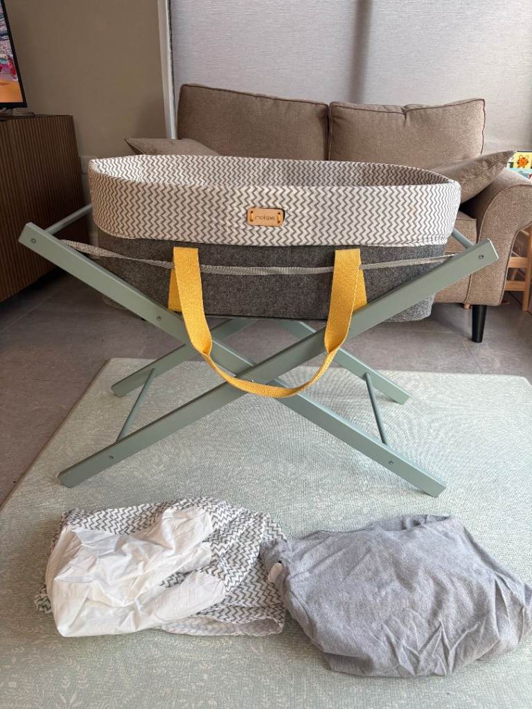 Mokee Moses Basket with Stand, Mattress and 2 spare basket covers – Grey