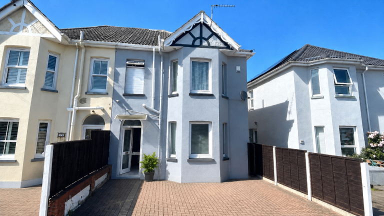 Modern 3 Beds 2 Baths