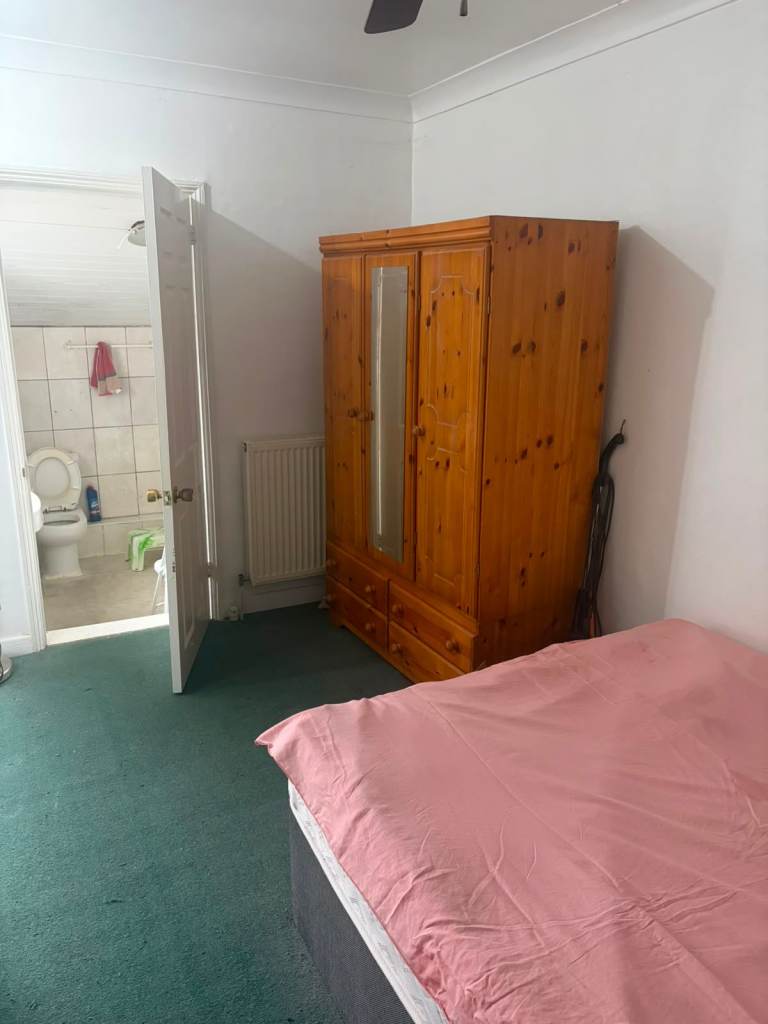 Spacious & Cosy En-suite Room for Rent – WD24 5AW