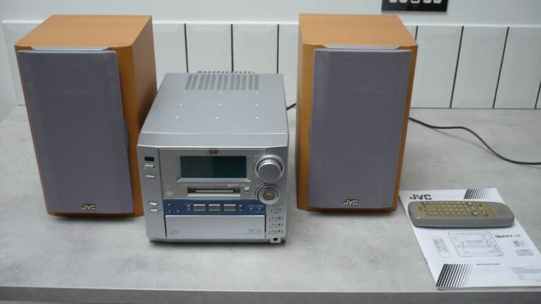 JVC MINI DISC CD/RECORDER, RADIO. MATCHING SPEAKERS & REMOTE CONTROL. WORKS & LOOKS LIKE NEW