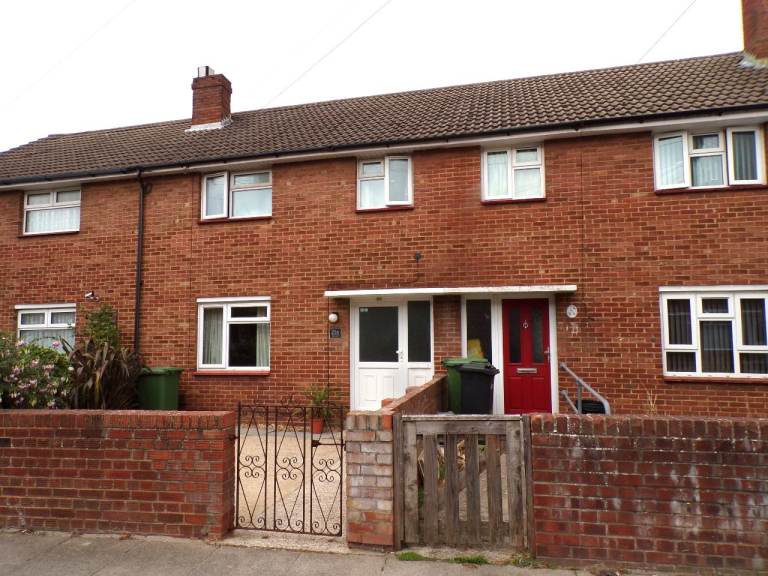 THREE BED HOUSE TO LET £1400 PER MONTH 