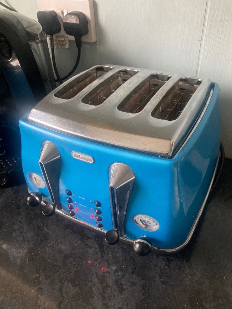 De Longhi 4 Slice Toaster + Optional FREE Kettle
