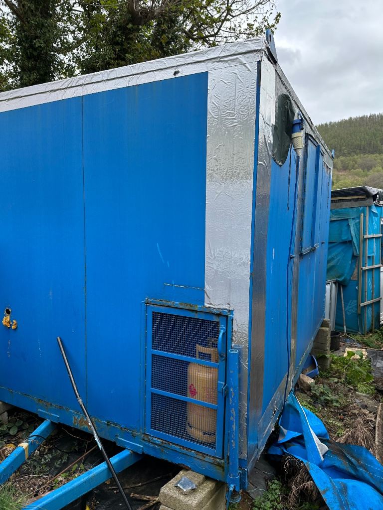 Shipping, container on wheels