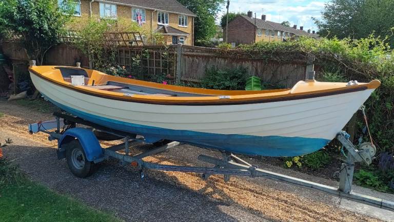 18ft fibreglass Boat, brand new 6hp Yamaha outboard.with Trailer – Good Condition