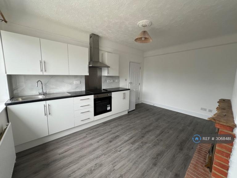 2 bedroom flat in St. Dunstans Hill, Cheam, Sutton, SM1 (2 bed) (#3068481)