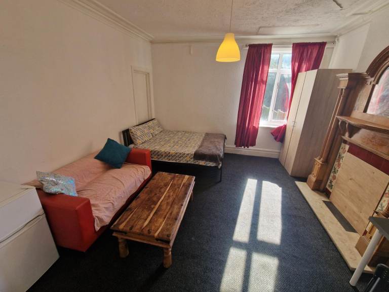Large Double room to let in Springbourne Area. 