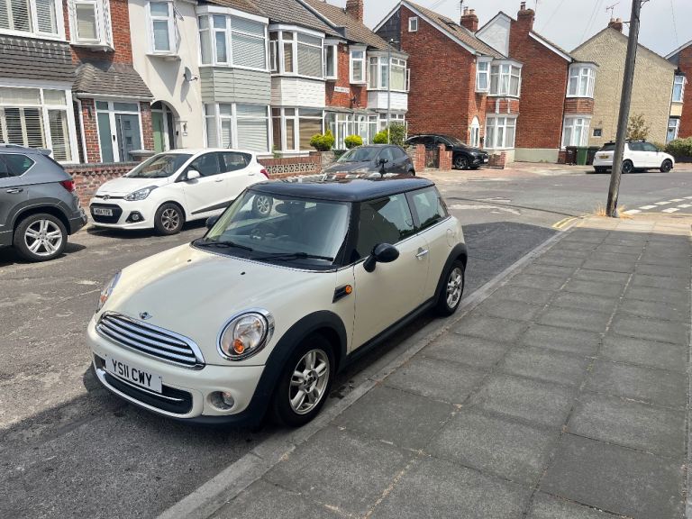 MINI COOPER HATCHBACK 2011 1.6 PETROL 6 SPEED 