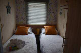 Static 3 bedroom caravan to rent long term in Minster Isle of Sheppey on holiday park