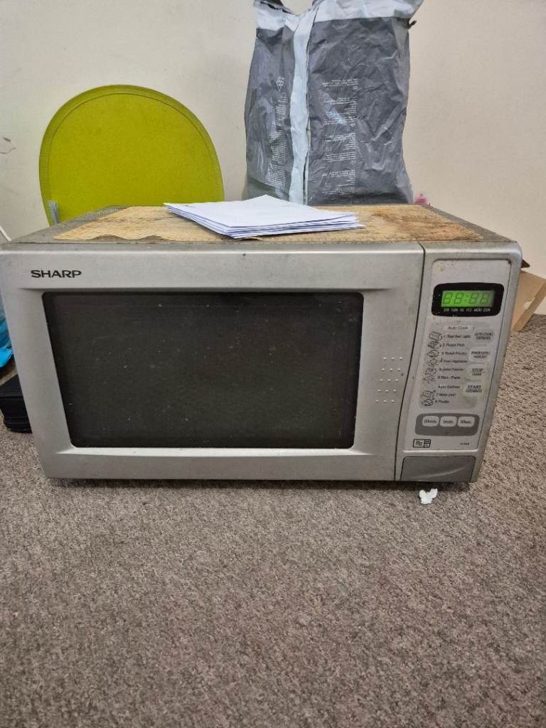 Silver Great Sharp 800W Microwave Good Condition Can Deliver Locally For £5 