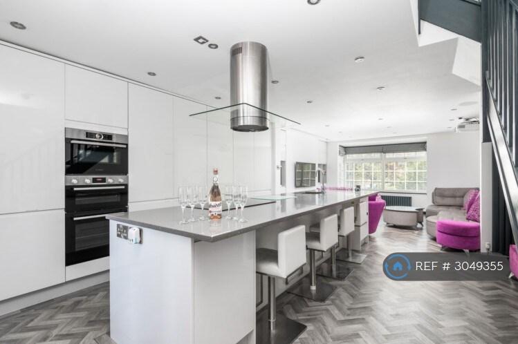 3 bedroom flat in Cherry Tree - East Parade, York, YO31 (3 bed) (#3049355)