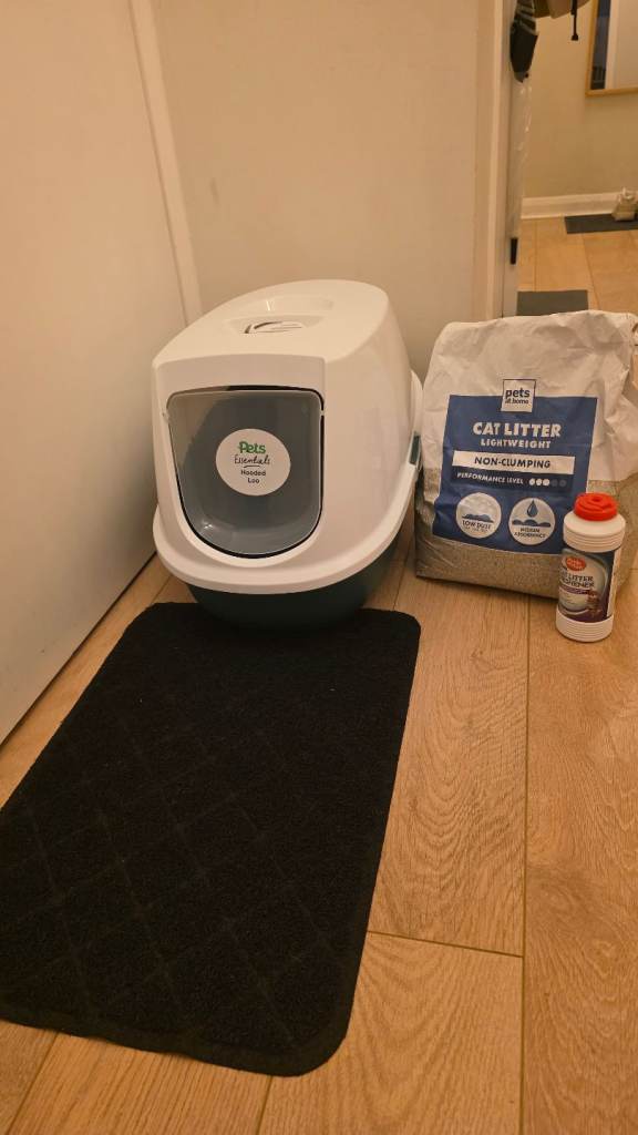Hooded Cat Litter Tray + Premium Non-Clumping Litter + Mat – Excellent Condition