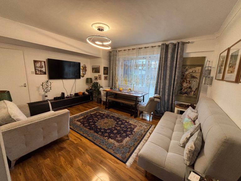 2bed flat, first floor above shops 