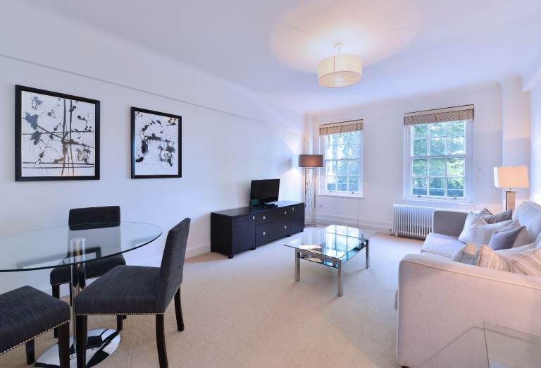 Two bedroom, two bathroom first floor flat in Chelsea SW3 with on site porter