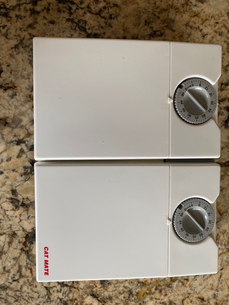 Cat feeder